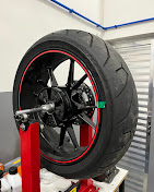 BMW S1000R pronta para performance.
